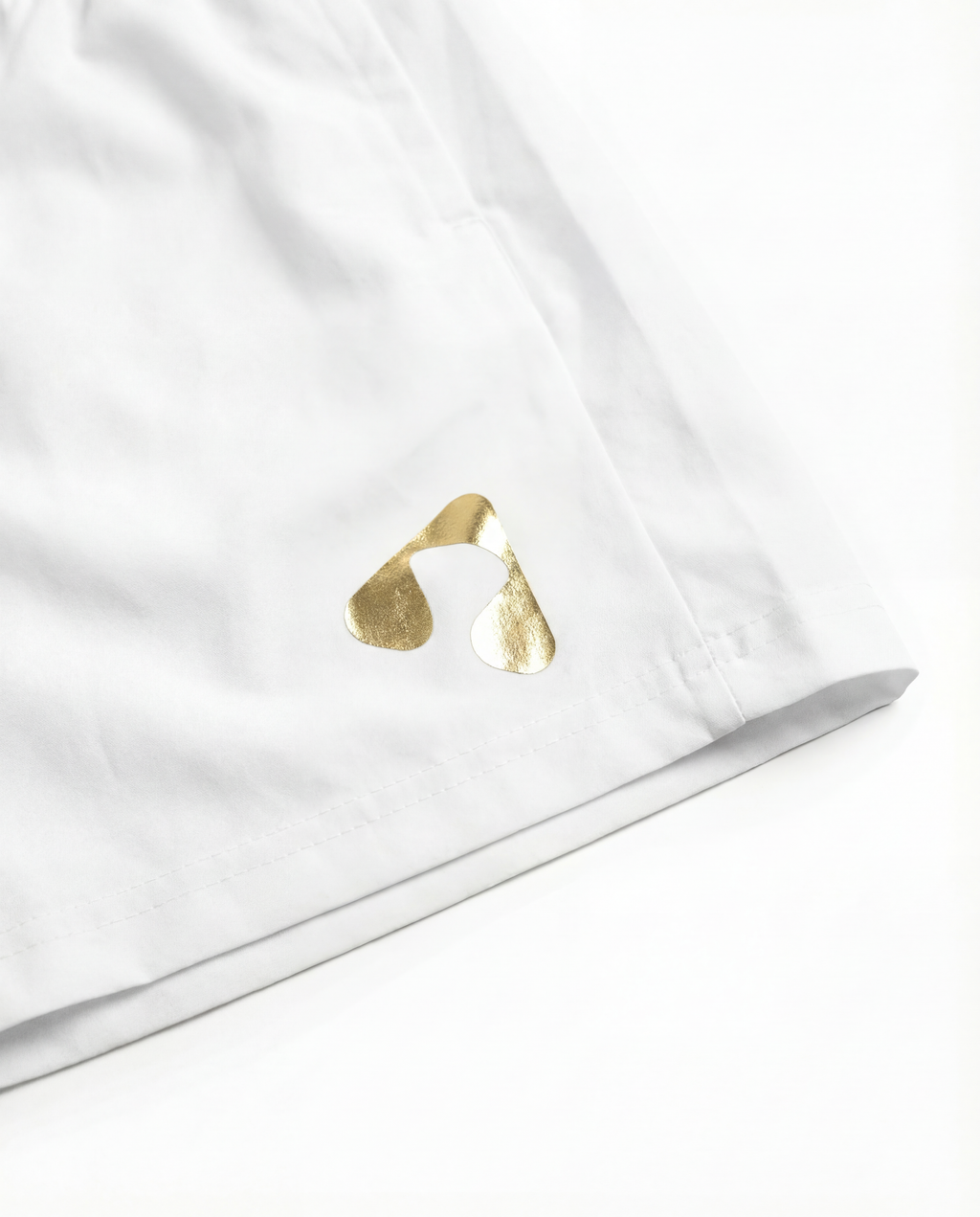 Court shorts til herre – hvit og gull