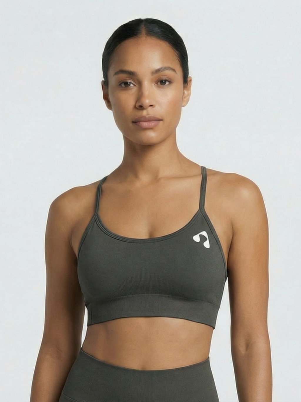 Grå sports-BH med kryssede stropper fra Boost Sportswear – frontvisning